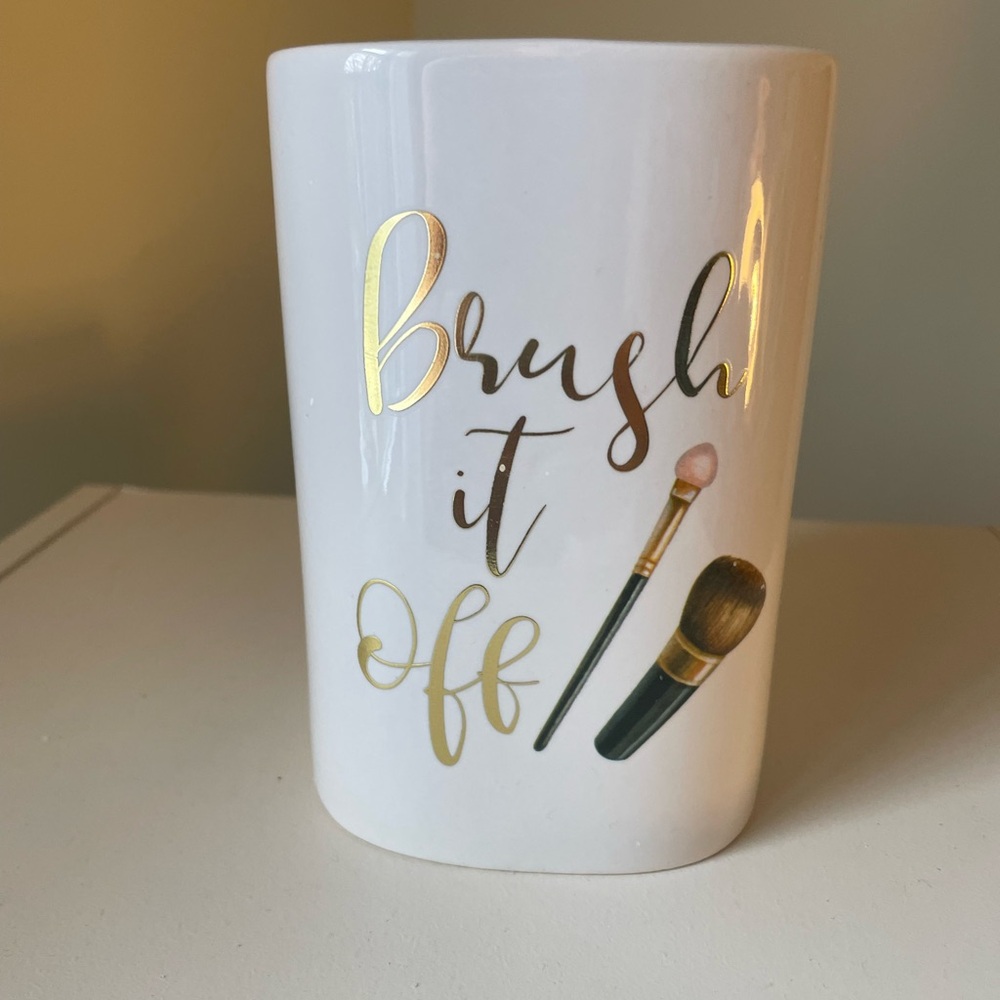 Brush it off makeup brush holder